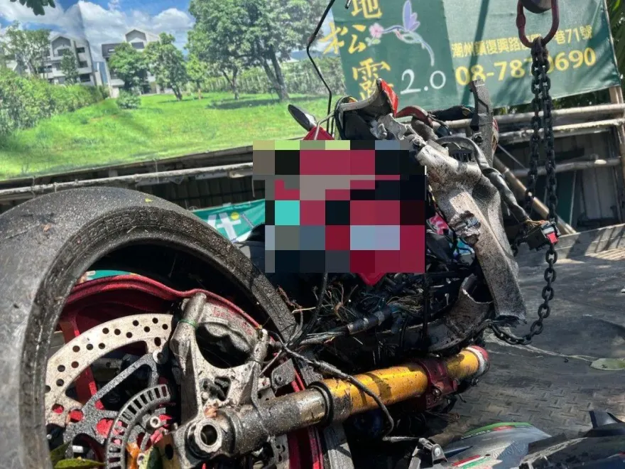 影/屏東死亡車禍！潮州台1線聯結車左轉撞重機　25歲騎士噴飛慘死
