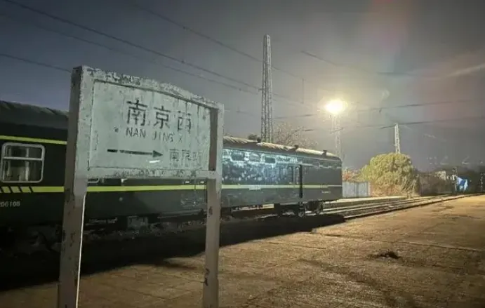 男大生夜闖火車站「打卡拍照」　慘遭高壓電擊落「全身50%燒傷」