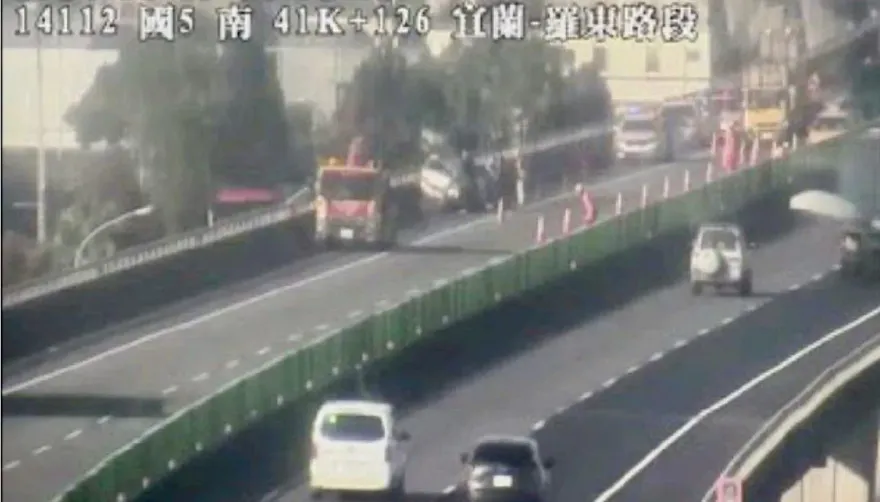 快訊/國5南向羅東路段車禍　自小客追撞大貨車2人受傷送醫