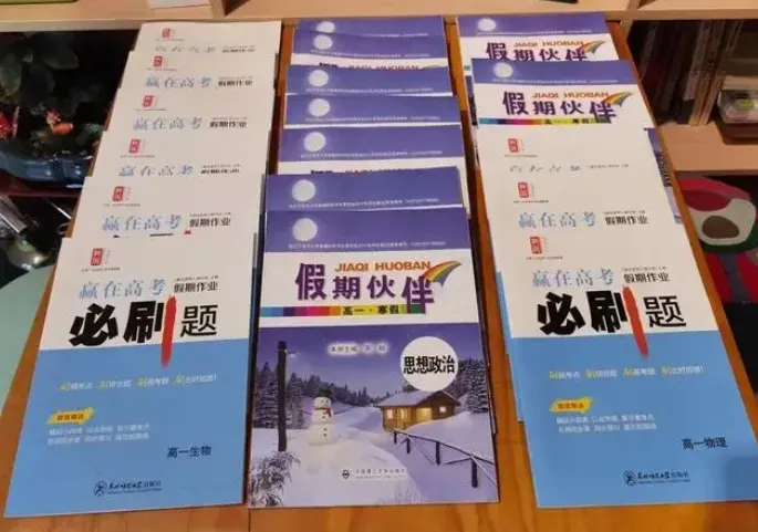 過年變成「讀書營」？短短40天寒假學生帶回18本作業　家長吐槽：用抄的都來不及
