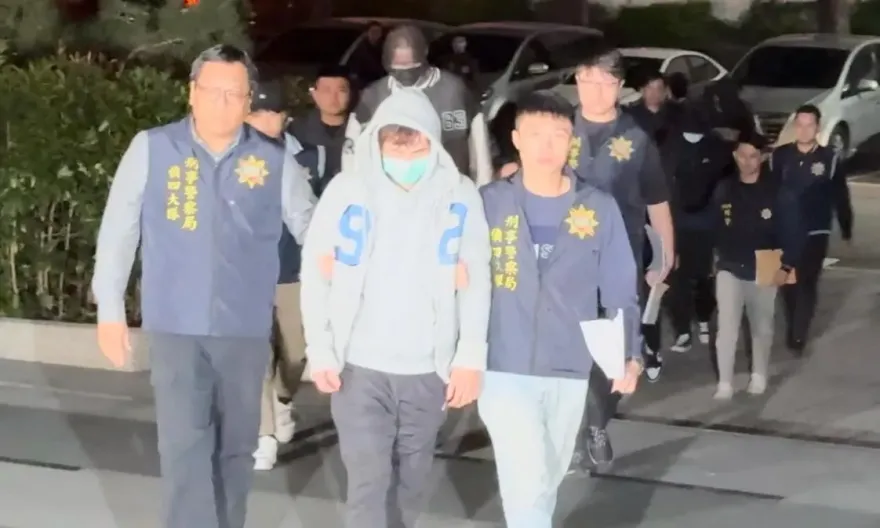 快訊/SBL假球案首開庭！　柯旻豪上銬「神情落魄」現身士林地院