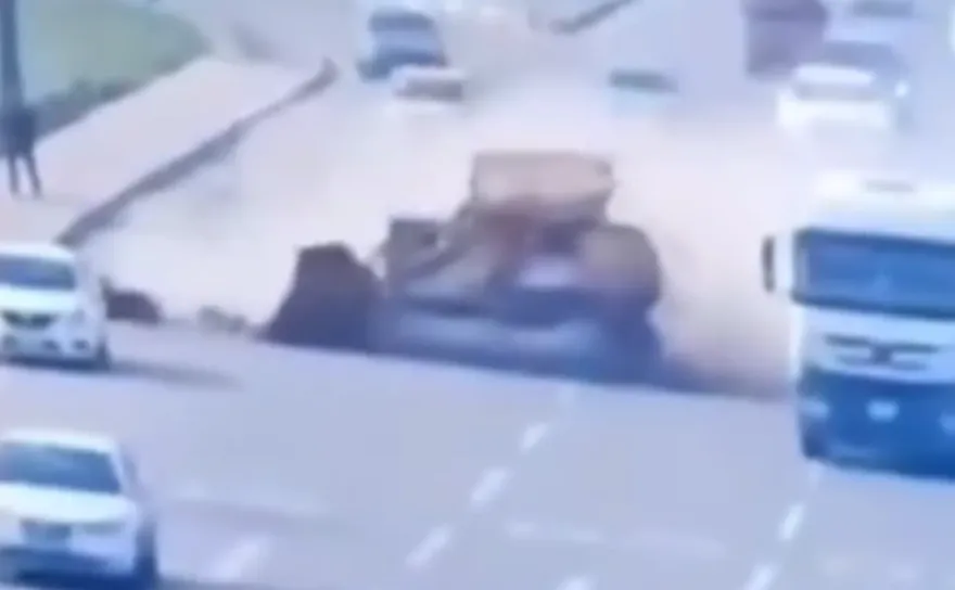 影/死劫難逃！婦人硬闖車道拖板車「急閃」以為命大　下秒遭掉落推土機活活鏟死