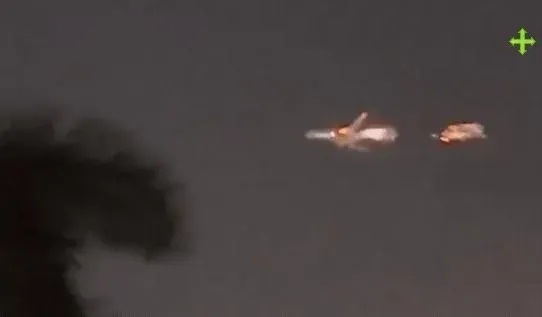 影/空中驚魂！美波音747-8貨機左翼噴火　「引擎故障」緊急折返迫降