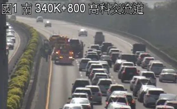 快訊/出遊快改道！國1南向高科交流道4車連環追撞　「紫爆」回堵5km