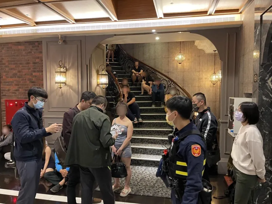 影/台中理容院淫窟被抄！禮服妹露半球「做半套」　細肩帶、低胸排排坐全帶回
