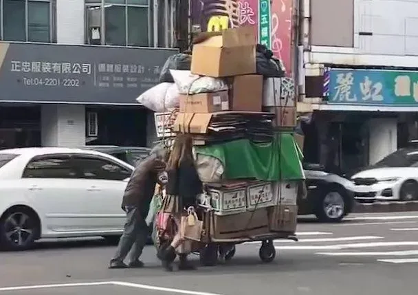 影/又辣又好心！台中穿短裙長腿妹子街頭行善　幫阿公推回收物網讚爆