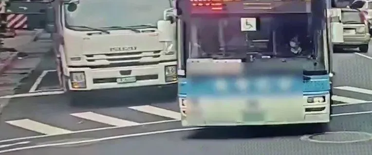 影/萬華街頭驚魂！吊車重擊砸公車車頂　乘客行人騎士全嚇傻