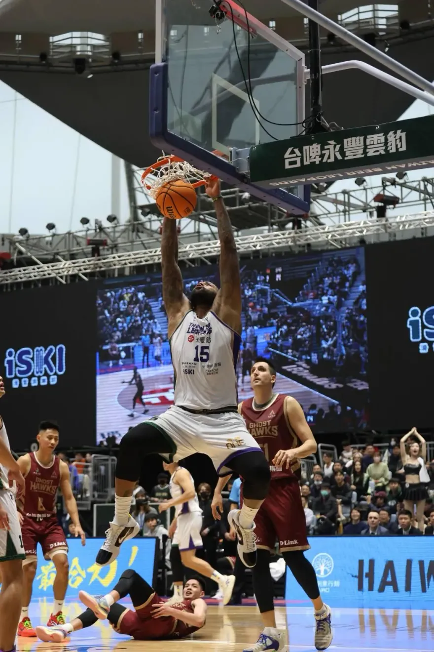 快訊/2度雙手重扣嗨翻桃園！卡森斯首秀13分10籃板　雲豹大勝獵鷹29分
