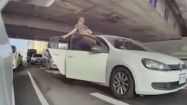 影/很囂張！疑不滿被超突停車挑釁　高雄「四輪猴子」站車門狠嗆