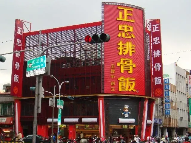 「正忠排骨飯」漲到百元仍大排長龍！網困惑問：真有那麼好吃？　老司機曝原因喊還是佛心