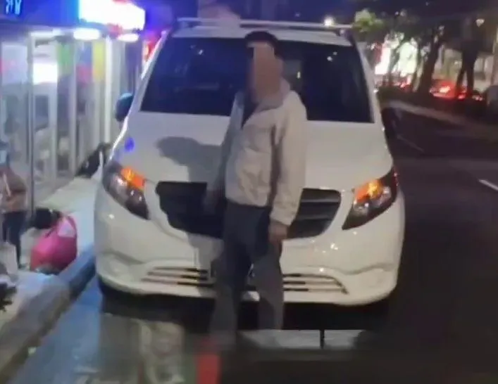 影/正義妞大戰淡水賓士違停仔！「肉身死守車牌」不給拍爆口角