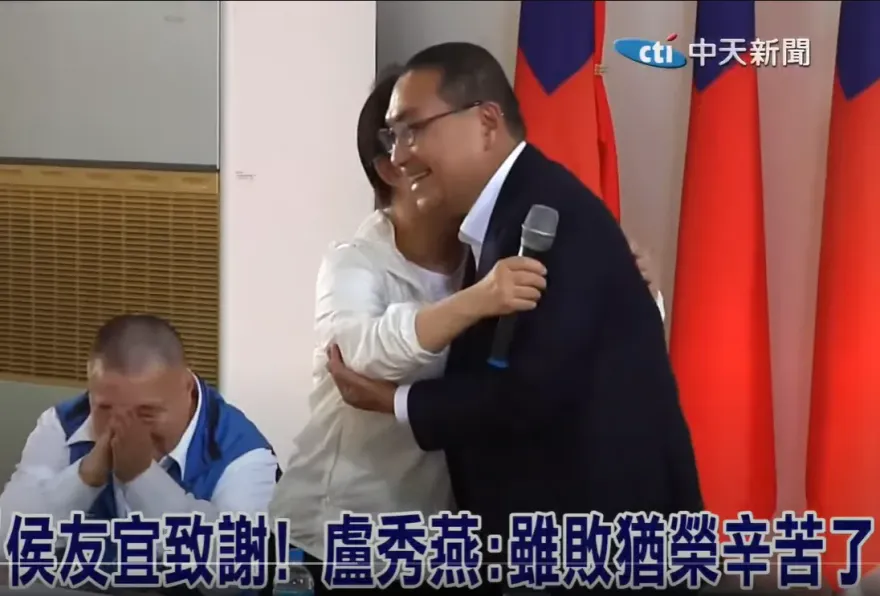 影/媽媽市長送暖！盧秀燕擁抱侯友宜：雖敗猶榮