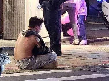 快訊/Toyz衣服遭扯破滿頭血畫面曝！踢館超哥餐廳嫌菜難吃　當街遭爆打