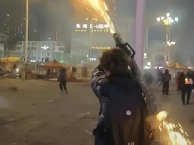 DIY火箭筒射煙火意外「炸殘自己」！多名路人慘遭波及　肚子莫名被炸掉一塊肉
