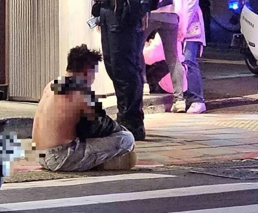 影/「聽說評論有送拳頭」！超哥暴力動手　Toyz坐地照片秒變他餐廳Google地標