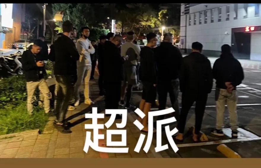 快訊／Toyz出院去做筆錄   疑十多名超哥粉絲聚集醫院外遭警驅離