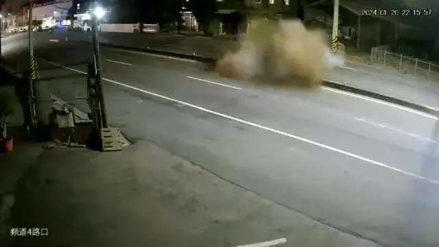 影/彰化深夜「柏油路炸開」驚人現場曝光！疑瓦斯公司測試不慎引發氣爆