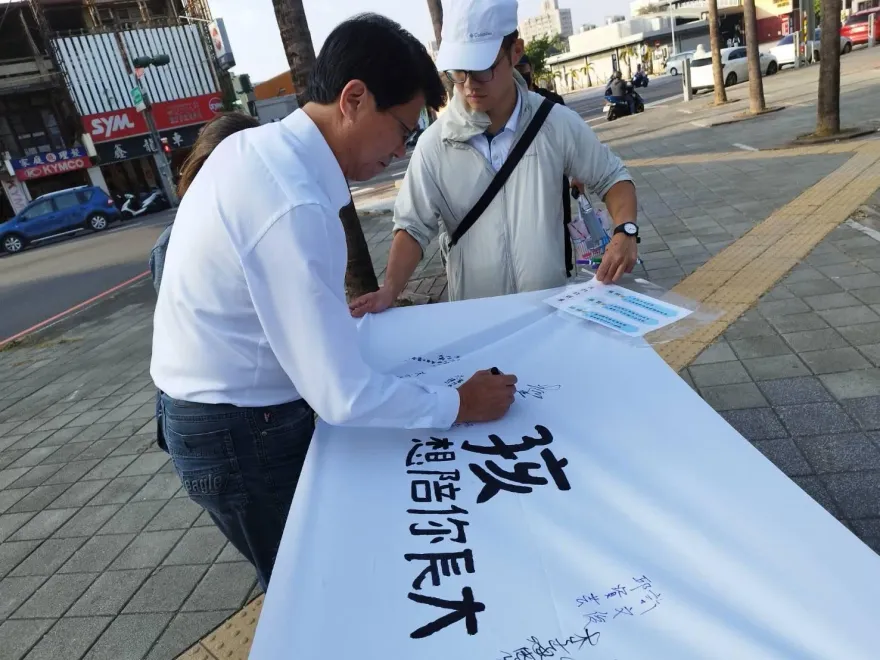 「國三割頸案」網友全台快閃促修法　謝龍介、魯明哲突現身力挺