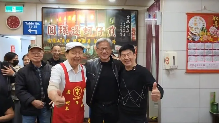 影/黃仁勳再度現身寧夏夜市！天冷穿回黑皮衣　連2天大嗑蚵仔煎