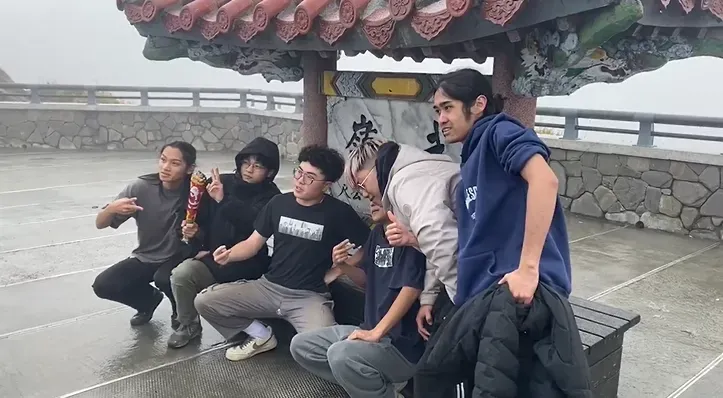 影/合歡山飄冰霰！熱血短袖男「夜衝武嶺」追雪　邊抖邊喊：很興奮