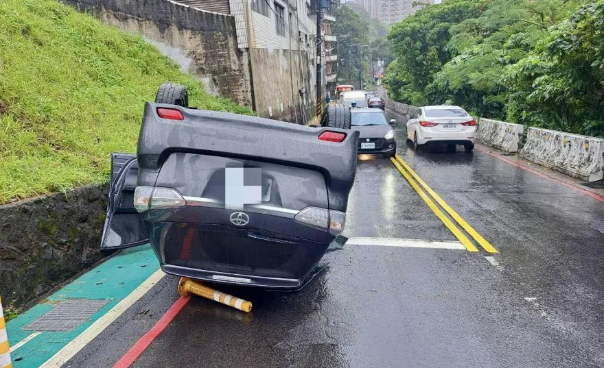 快訊/淡江大學旁自小客翻車　62歲男駕駛自行爬出脫困