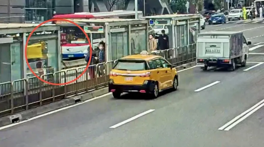 快訊/影片曝光！前方車禍突開車門北市公車急煞　7乘客跌倒受傷