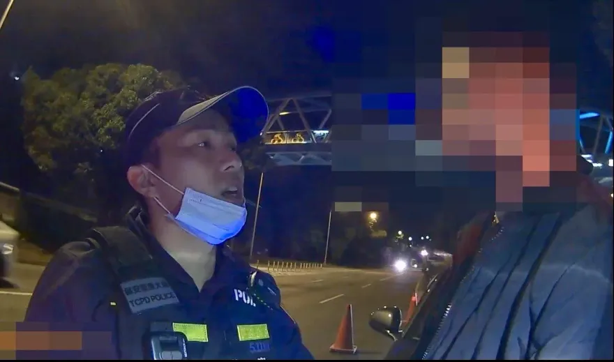 影/休旅車遇臨檢副駕緊張露餡　腳底一包紙袋被警搜出槍毒