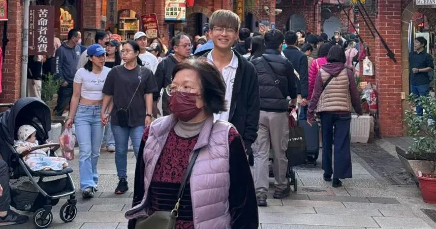 請P圖大神「移走阿姨」意外釣出本尊！　她笑：不知逛個老街會紅