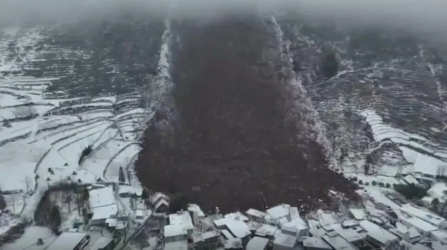 影/雲南山崩活埋47人！空拍慘況「如瀑布傾瀉」已知2死2傷　村民哭：好心痛