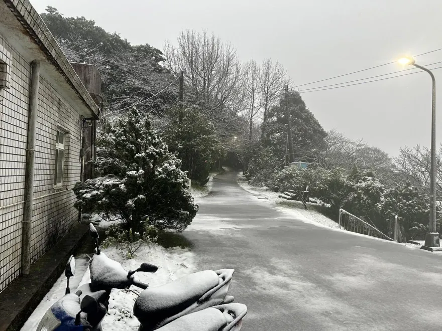 Live/跟著主播追雪去！最強寒流發威　陽明山積雪1公分、體感溫度3°C