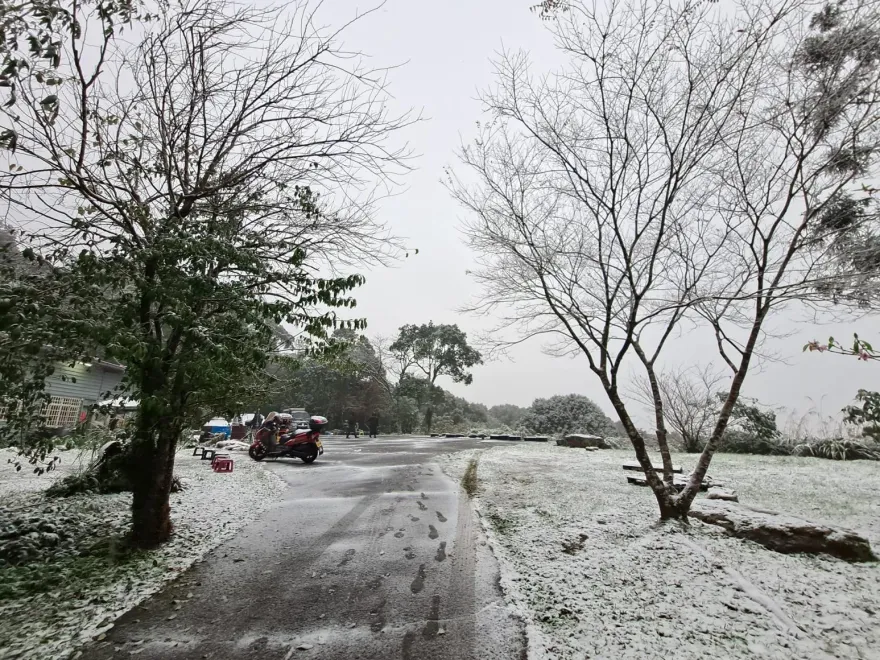烏來山區也降雪！雪白一片「半夜偷偷降」覆蓋屋簷　現場積雪厚達1cm