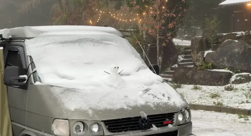 影/新竹尖石降雪厚達3cm！遊客「雪中露營」嗨玩打雪仗　店家怨：水源結冰了