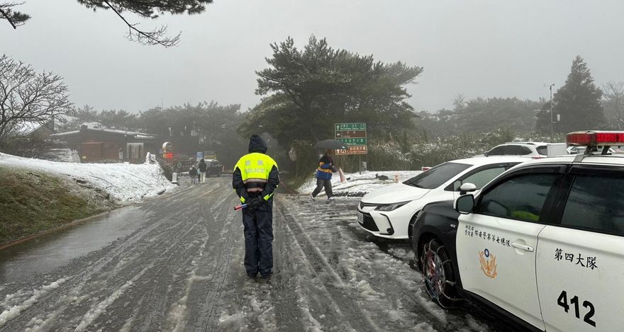 陽明山白雪覆蓋下冰霰！「2路段」交管　開車須掛雪鏈