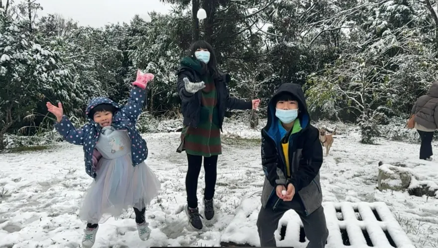 記者直擊/烏來山區967高地露營區雪白一片「冷到畫面都在抖」