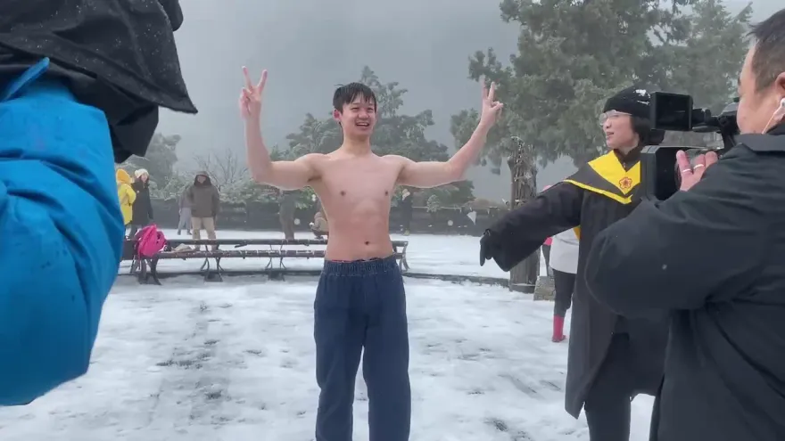 影/太平山追雪脫了！大學生秀腹肌比YA　雪鏈業者樂：生意多6成