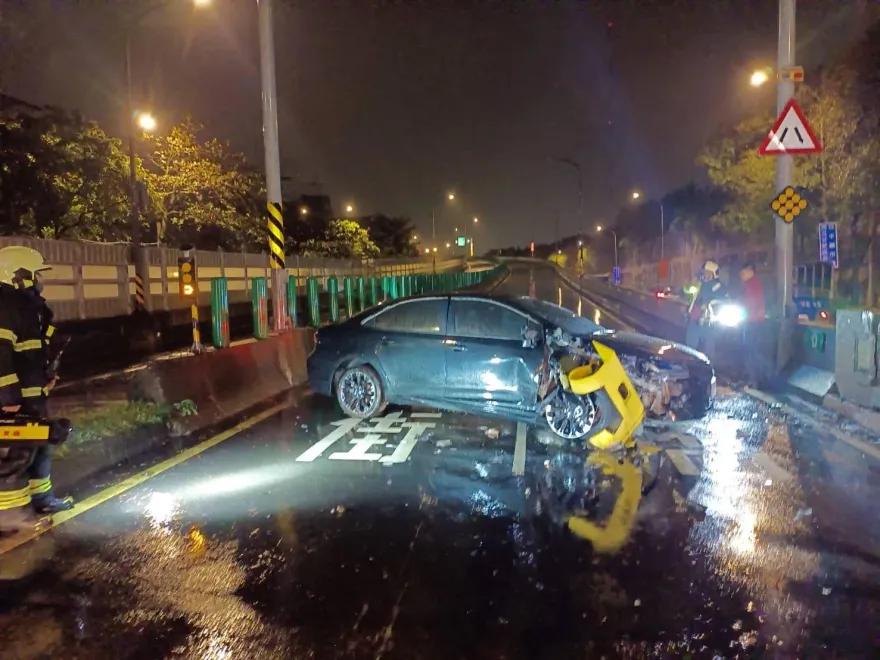 萬華凌晨嚴重車禍！轎車不明原因自撞橋墩　後座乘客一度OHCA「送醫救回」