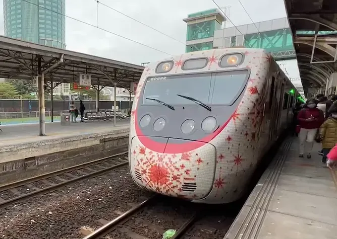 影/台鐵「西拉雅彩繪列車」亮相！　網乍看：以為被檳榔汁噴到...掀熱議