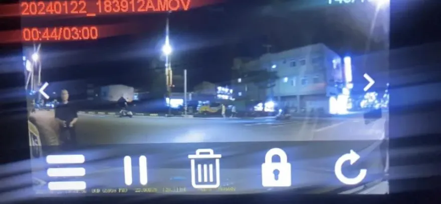 影/父子恆春南門圓環「站車道拍照」！駕駛按喇叭引雙方衝突