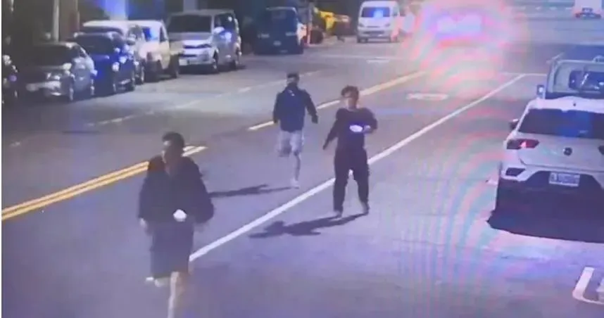 高雄街頭驚見球棒亂鬥！嚇醒附近居民　現場還發現毒品、失竊車牌