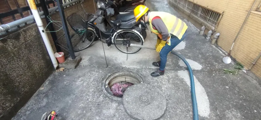真‧黃金任務！台中男「裸鑽」沖入馬桶　抽2噸大便、魚網撈回