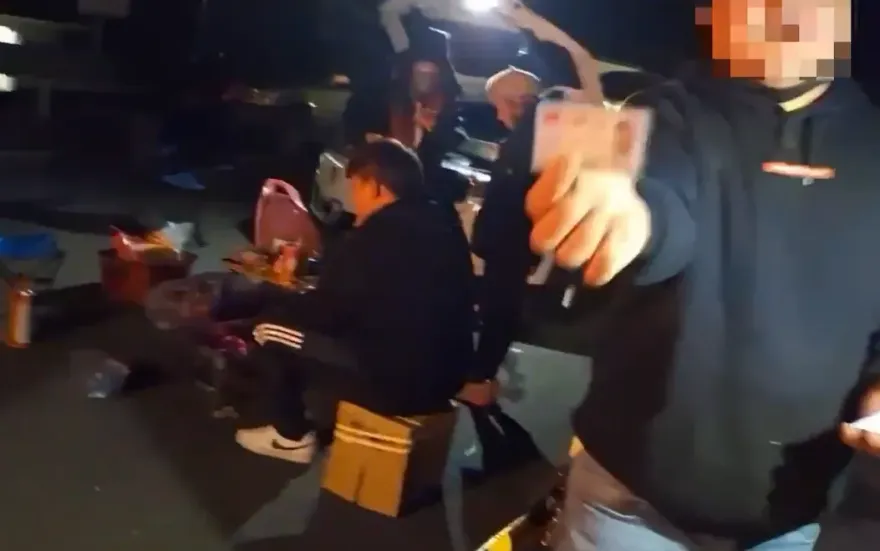 影/追雪遇阻改烤肉！合歡山管制站「炭爐架好」　還嗆警怎麼樣