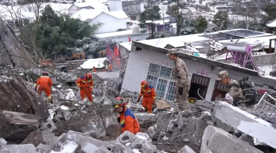 影/雲南恐怖山崩20死24失蹤　極寒、地形險搶救難「45搜救犬」急搜生跡