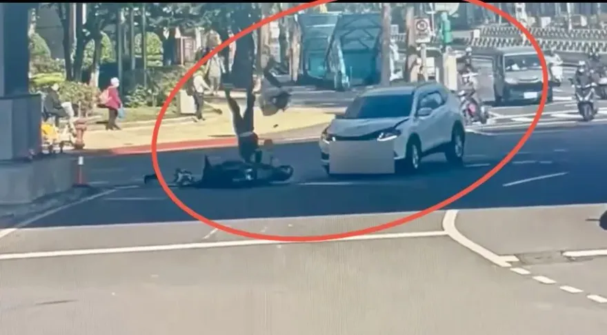 影/驚悚影片！北市2女大生雙載闖紅燈　遭轎車撞飛「空中轉體」受傷送醫