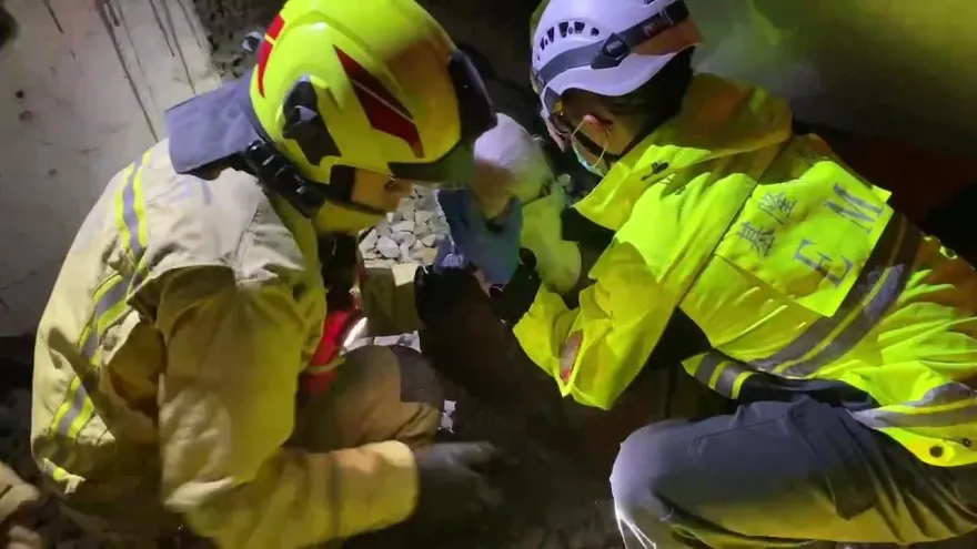 快訊/搶救畫面曝光！基隆火車站男子落軌！警消跳月台驚險救援