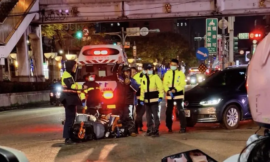 快訊/新莊輔仁大學門口車禍　機車遭撞騎士受傷送醫