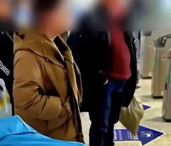 影/小情侶顧親熱錯過火車　竟怒嗆檢票員：不想幹就滾！