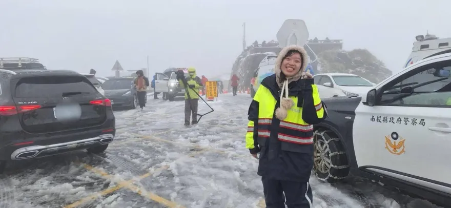 追雪追到燦笑女警！寒流來襲卻被「她的笑容暖到」　一張照片掀暴動