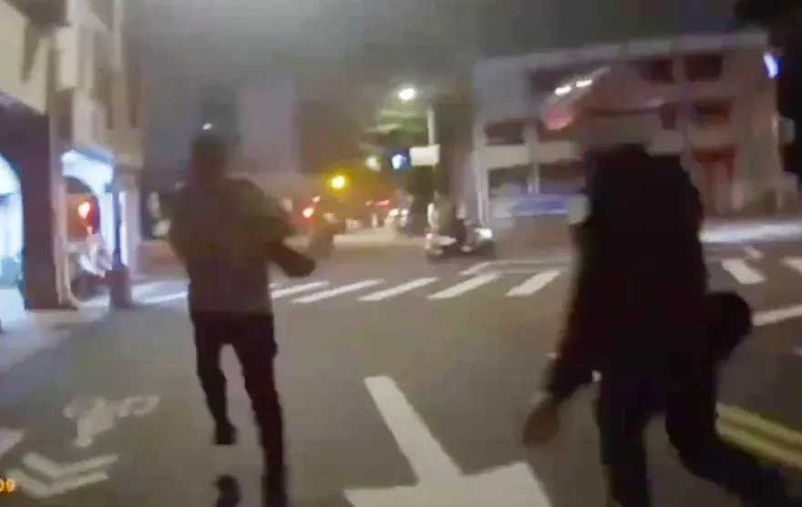 影/追百米成功收服！跟學長出勤遇狀況　西門町健腿衝鋒撲逮通緝犯