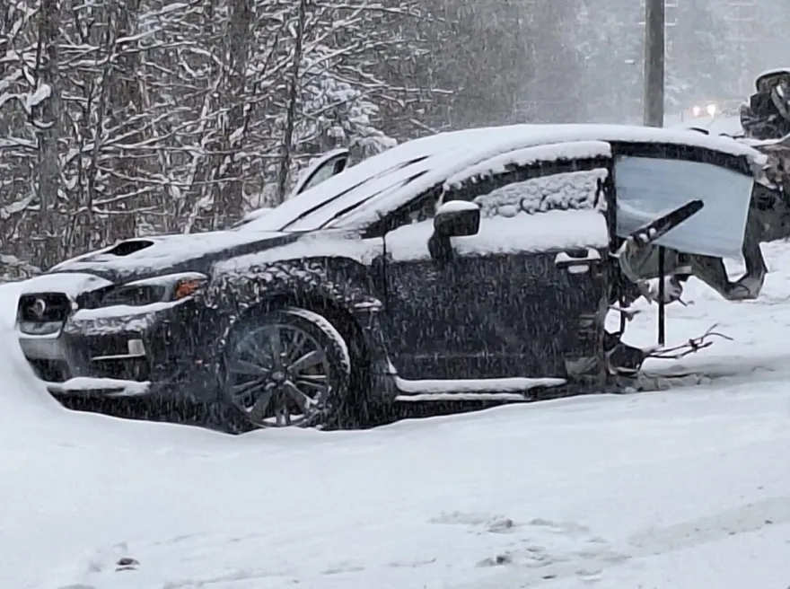 影/嚇到漏尿！黑車雪地玩命超車　慘對撞鏟雪車「後半部離奇消失」