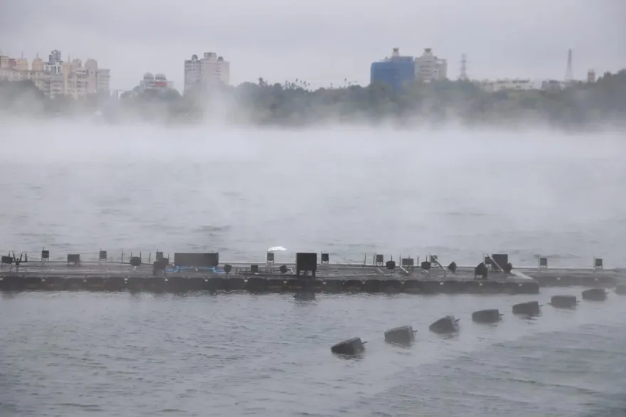 影/寒流奇景！嘉義蘭潭如「滾燙開水」直冒煙　氣象站解答了